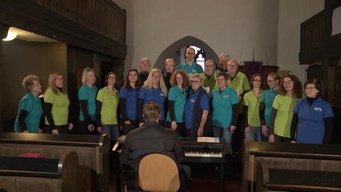 Der örtliche Gesangsverein beim gemeinsamen Singen in der Kirche