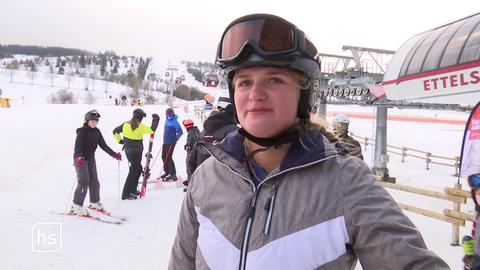 Frau beim Interview vor dem Skilift