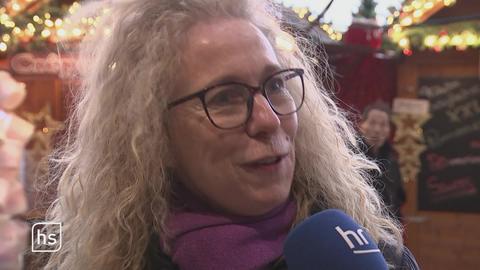 Frau beim Interview auf dem Weihnachtsmarkt