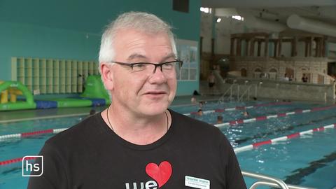 Mann im Hallenbad im Interview