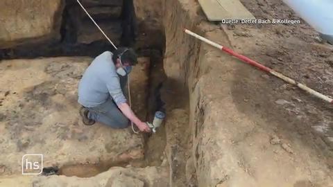 Ein Archäologe untersucht eine Fundstelle