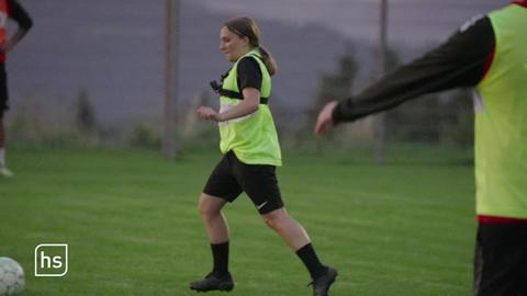 Eine Frau spielt Fußball
