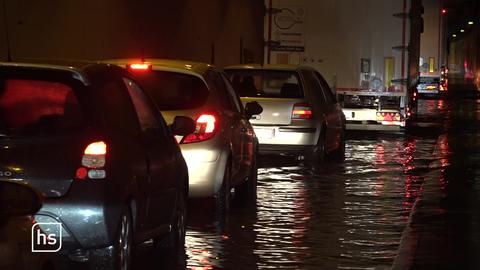Autostau auf überfluteter Straße