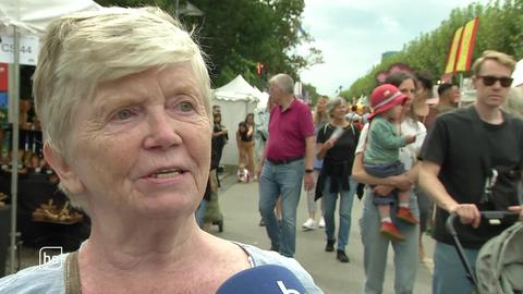 Frau beim Interview auf dem Museumsuferfest