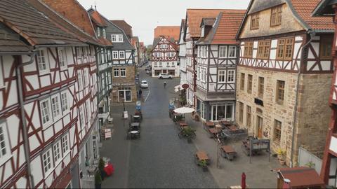Straße mit alten Fachwerkhäusern in Fritzlar