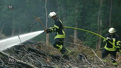 Feuerwehr kämpft gegen zweites Feuer bei Dillenburg