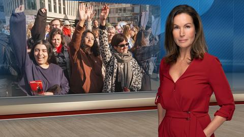 Moderatorin vor Top-Thema "Frauen fordern Gleichberechtigung".