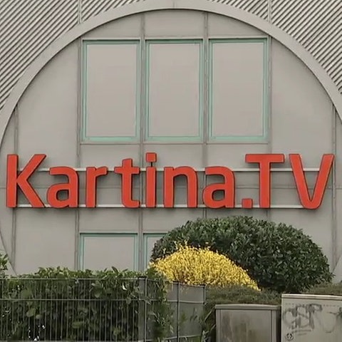 Foto eines Gebäudes, an welchem der Schriftzug "Kartina.TV" angebracht ist.