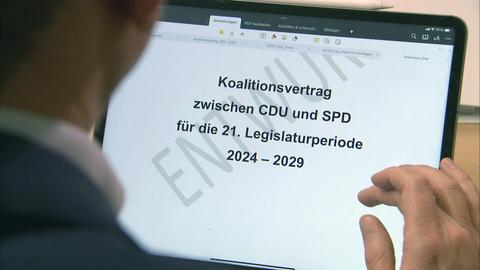 Text auf einem Tablet: "Koalitionsvertrag zwischen CDU und SPD für die 21. Legislaturperiode 2024-2029