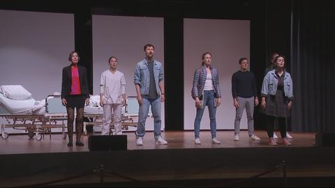 Sechs Schauspieler stehen auf Bühne