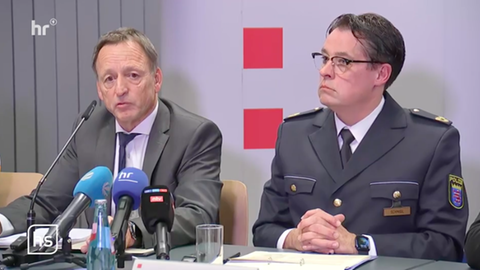 Zwei Polizeisprecher auf einer Pressekonferenz