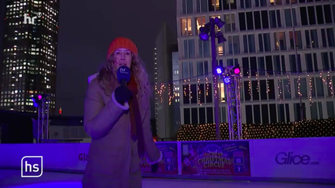 hessenschau-Reporterin mit Schlittschuhen auf Eisfläche