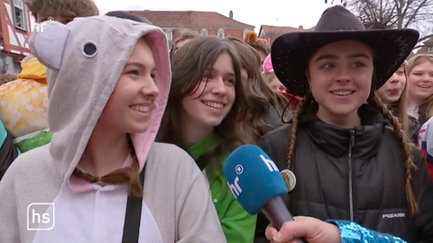 Drei verkleidete Schülerinnen auf dem Rosenmontagsumzug in Seligenstadt