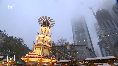Ein beleuchteter Turm auf einer Weihnachtsmarkt-Bude