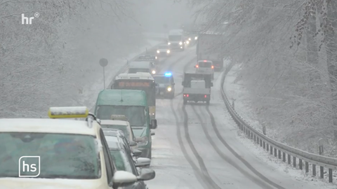 EIn Stau auf einer verschneiten Landstraße