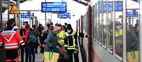 Ukrainerinnen und Ukrainer kommen am Frankfurter Hauptbahnhof an.