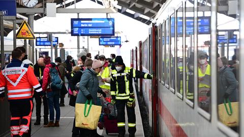 Ukrainerinnen und Ukrainer kommen am Frankfurter Hauptbahnhof an.