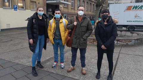 Vier Studierende mit Maske an der Frankfurt University of Applied Sciences