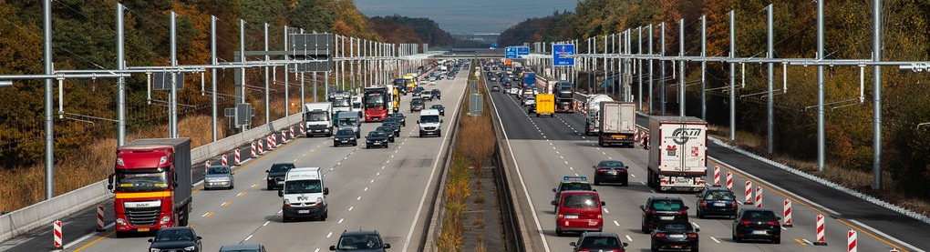Elektro-LKW-Teststrecke mit Oberleitungssystem an der Autobahn 5 Darmstadt - Frankfurt im Herbst.
