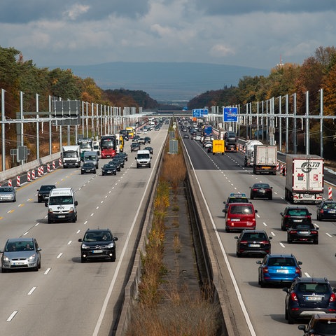 Elektro-LKW-Teststrecke mit Oberleitungssystem an der Autobahn 5 Darmstadt - Frankfurt im Herbst.