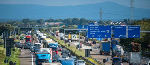 Stau im Feierabendverkehr auf der Autobahn - aus der Vogelperspektive fotografiert.