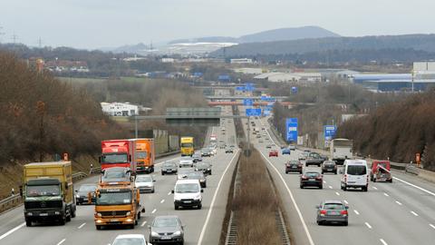 Verkehr bei Kassel auf der Autobahn A 7 zwischen den Anschlussstellen Kassel-Ost und dem Kreuz Kassel-Mitte.