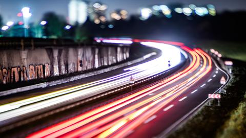 A661 bei Frankfurt in der Dämmerung