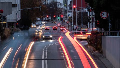 Häßlich zugebaute Innenstadt mit Hauptsraße und roten Lichtern von Autos