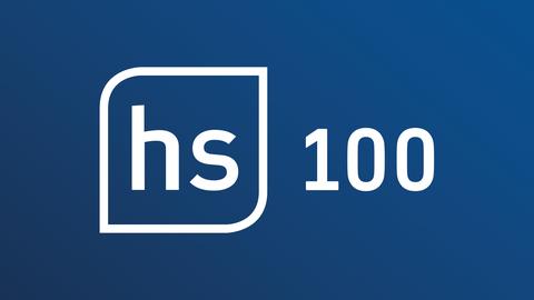 Logo der hessenschau - die Buchstaben "hs" in einem Rahmen, welcher zwei runde und zwei spitze Ecken hat. Daneben eine "100". Alle Buchstaben und Linien in weiß auf dunkelblauem Grund. 