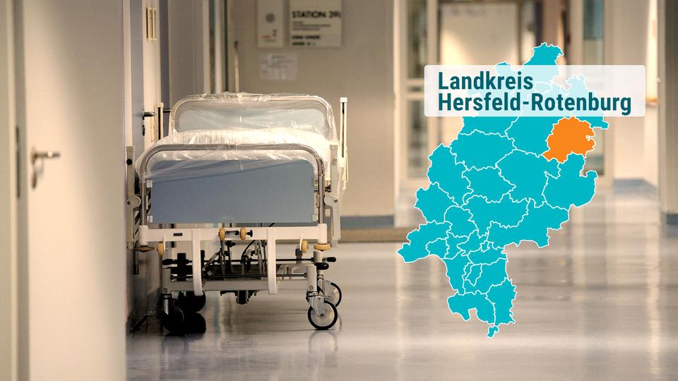 Leeres Bett in Plastikfolie im Krankenhausgang