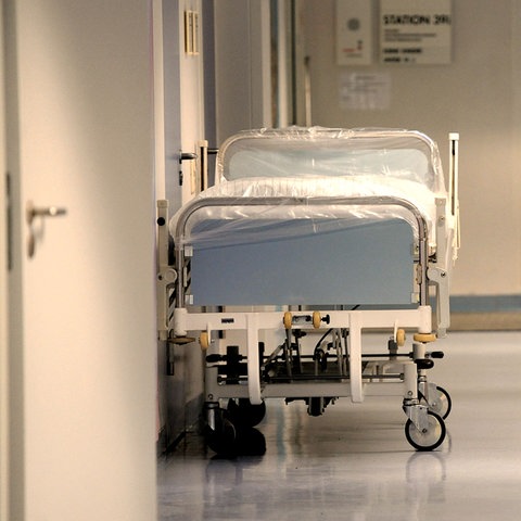 Leeres Bett in Plastikfolie im Krankenhausgang