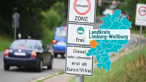 Autos fahren an Schildern Umweltzone und Dieselfahrverbot vorbei