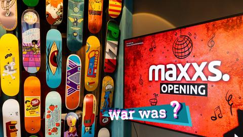 Skateboards hängen in der "Maxxs Corner"-Sparkassen-Filiale in Bad Hersfeld an der Wand