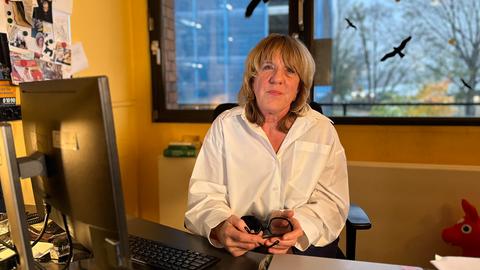 Ärztin Annette Haberl sitzt an ihrem Schreibtisch im HIV-Center der Uniklinik.