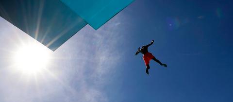 Ein Junge springt im Freibad