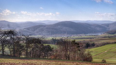 Panoramafoto einer Landschaft mit bewaldeten Hügeln.