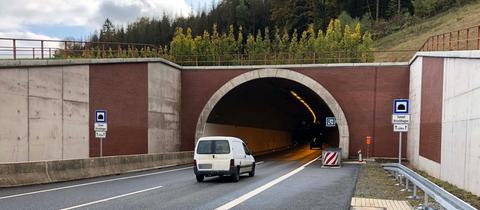 Einfahrt zum Hirschhagentunnel auf der A44