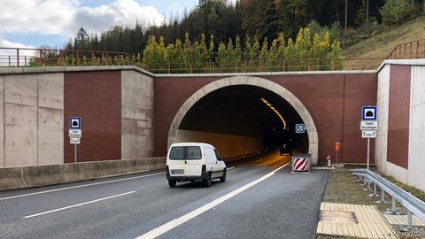 Auf der A44 in den Hirschhagentunnel einfahren