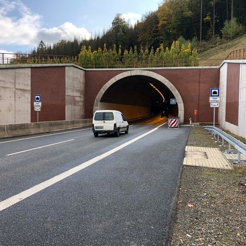 Einfahrt zum Hirschhagentunnel auf der A44