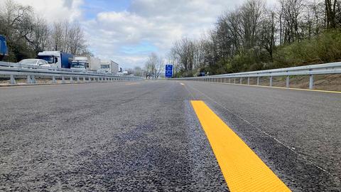 Leere Spuren auf der A49 bei Kassel-Niederzwehren