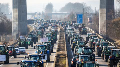 Traktoren am Mittwoch auf der A66.