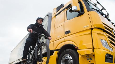 Immer wieder passieren schwere Fahrrad-Unfälle mit abbiegenden Lastwagen. Ein Abbiegeassistent kann helfen.