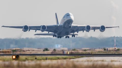 Ein Airbus A-380 der Lufthansa startet auf dem Flughafen in Frankfurt.