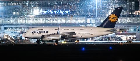 Ein Airbus A380 der Lufthansa auf dem Vorfeld am Frankfurter Flughafen.