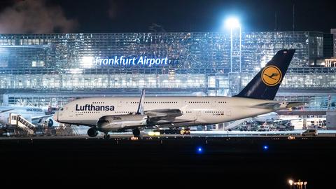 Ein Airbus A380 der Lufthansa auf dem Vorfeld am Frankfurter Flughafen.
