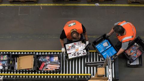 Beschäftigte im Amazon-Lager bei der Arbeit