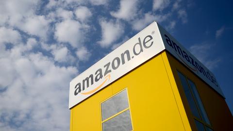 Blick auf ein Gebäude des Online-Versandhändlers Amazon