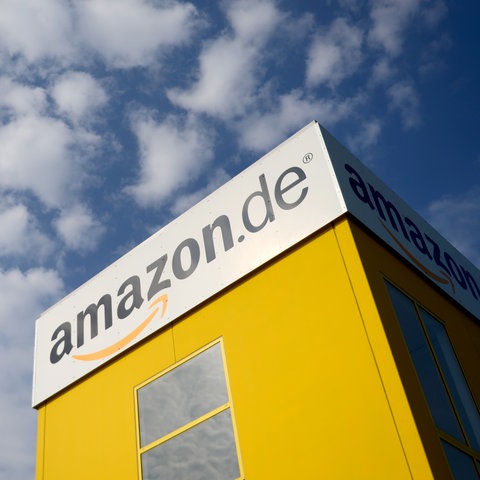 Blick auf ein Gebäude des Online-Versandhändlers Amazon