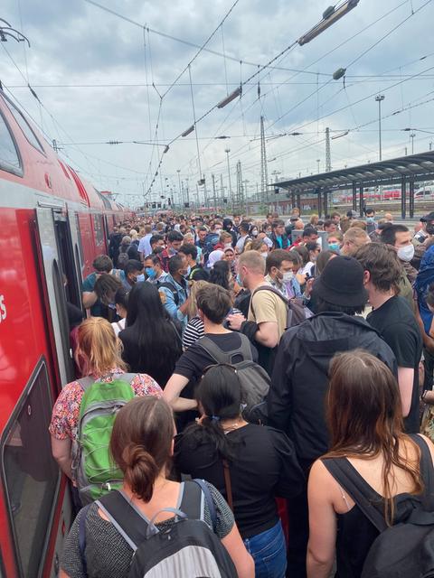 Andrang am Frankfurter Hauptbahnhof am Freitag vor Pfingsten