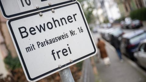 Ein Schild mit der Aufschrift "Bewohner mit Parkausweis Nr. 16 frei"